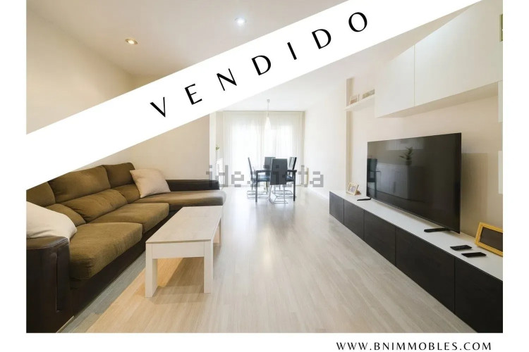 Una vivienda reformada con encanto, dos balcones y plaza de parking