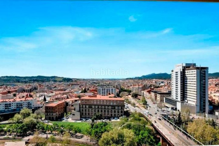 Dúplex en carrer de miquel vives 5 exclusivo duplex: salón-comedor, cocina, 4 habitaciones, 3 baños, terraza, pk y trastero en Terrassa
