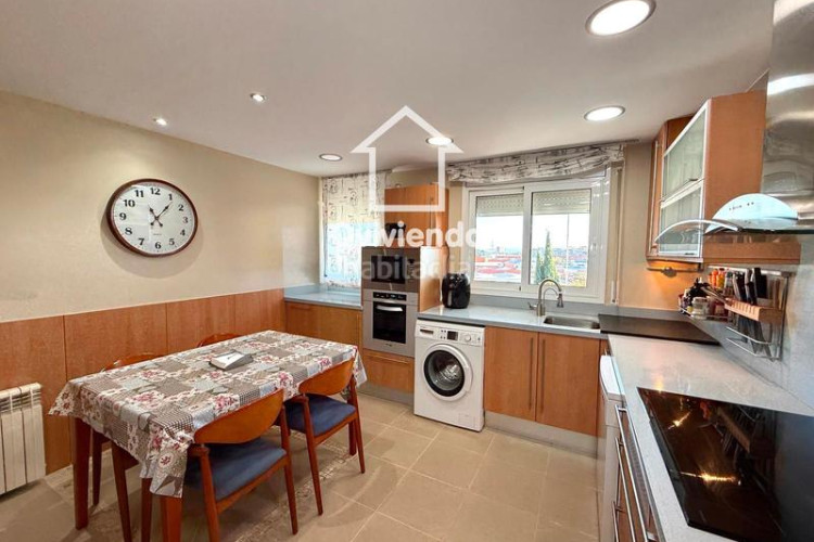 Ático  de 3 habitaciones con gran balcón en av glories catalanes, en Terrassa