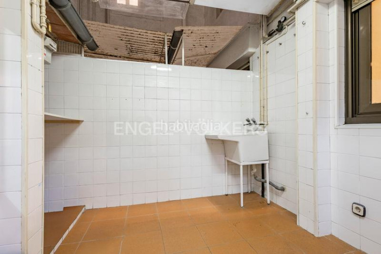 Apartamento oportunidad única! piso amplio de 99m construidos con 4 dormitorios y balcón en Terrassa