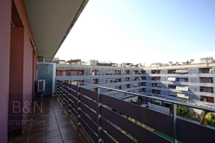 Dúplex tu hogar con alma espacio, confort, tres salidas al exterior y zona comunitaria con piscina y plaza de parking en Terrassa