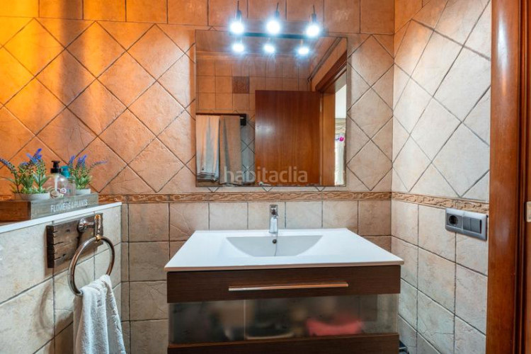 Casa adosada zona de torresana. casa adosada de 3habs. + 1lav. + patio + terraza en Terrassa