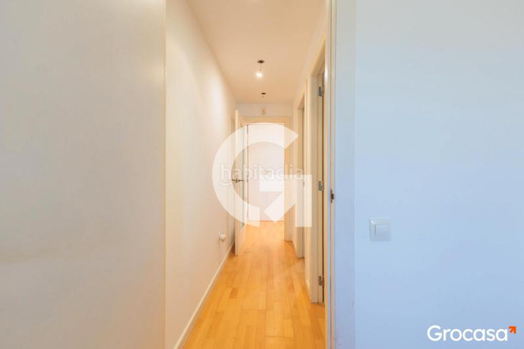 Planta baja precioso piso con terraza y parking en Can Roca en Terrassa