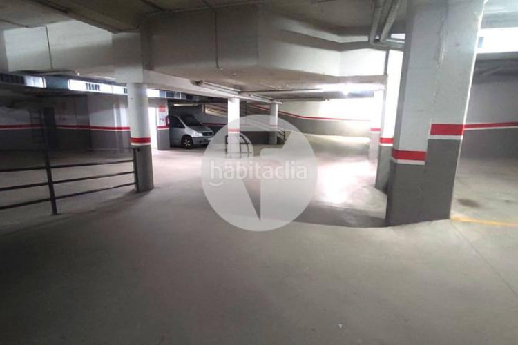 Planta baja bonita planta baja de 2 hab, terraza con barbacoa y plaza de aparcamiento en carrer conca torresana la gripia, en Terrassa
