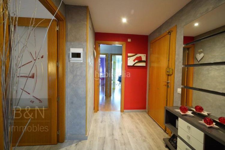 Dúplex tu hogar con alma espacio, confort, tres salidas al exterior y zona comunitaria con piscina y plaza de parking en Terrassa