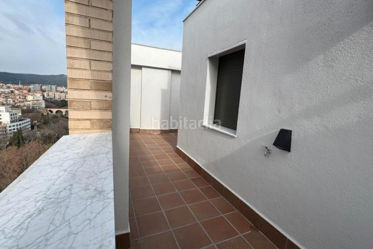 Dúplex en carrer de miquel vives 5 exclusivo duplex: salón-comedor, cocina, 4 habitaciones, 3 baños, terraza, pk y trastero en Terrassa