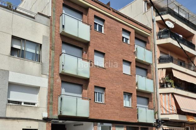 Planta baja  seminueva de 3 hab con patio de 60 m2 en rambla francesc macia en Terrassa