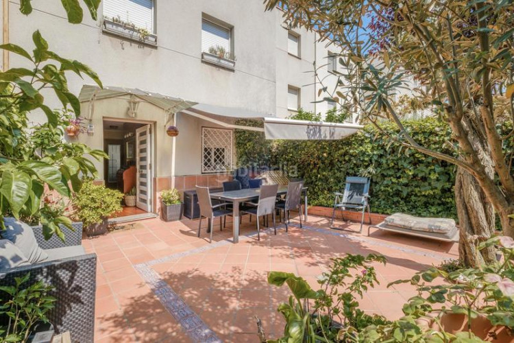 Casa adosada  con 3 habs. + 2 wc, terraza y pk en Terrassa