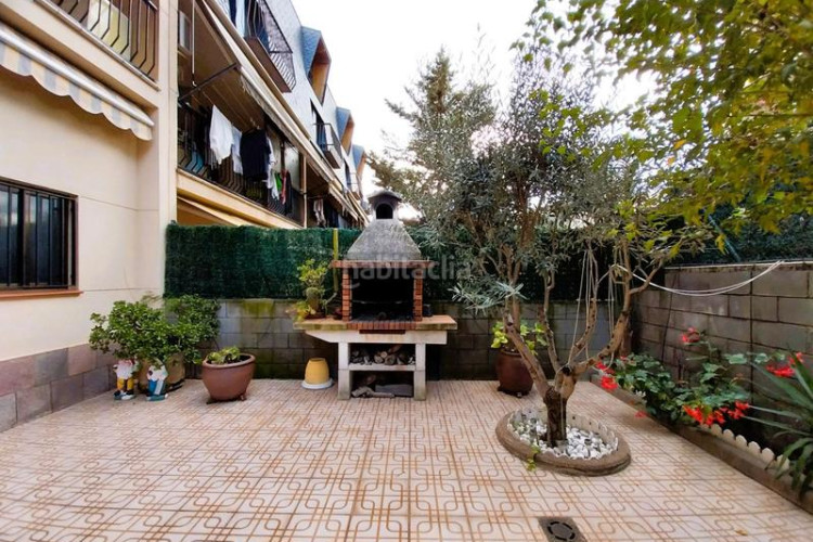 Casa adosada la gripia. casa adosada de 3habs + estudio + 2lav + terraza + garaje en Terrassa