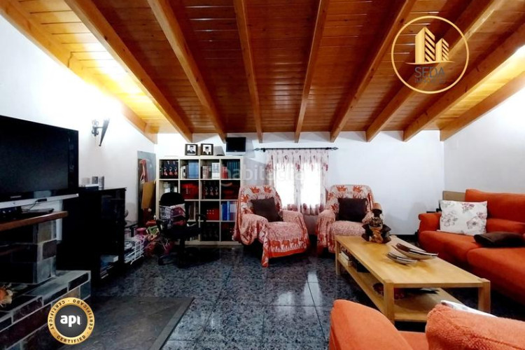 Casa impecable casa unifamiliar renovada con 4 plantas, garaje triple y estudio con chimenea en la gripia en Terrassa