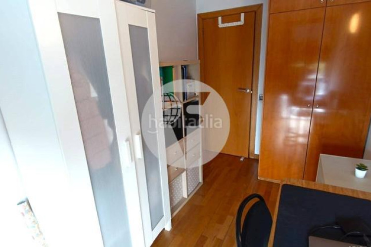 Piso bonito piso de 85 m2, 3 hab, 2 baños, galería, balcón, pk y zona comunitaria, en zona olímpica en Terrassa