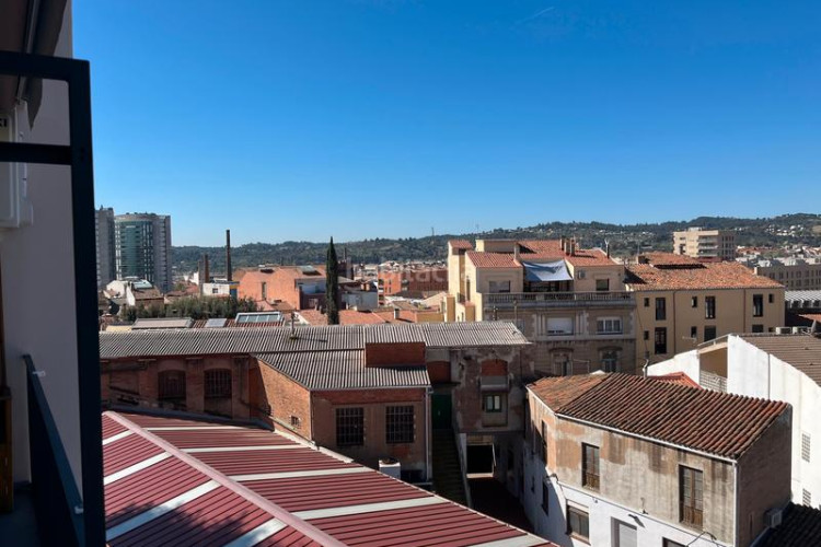 Piso en carrer de topete 52 precioso piso muy luminoso en inmejorable ubicación: consta de un salón-comedor, cocina, 3 habitaciones, baño, aseo, balcón y tra. en Terrassa