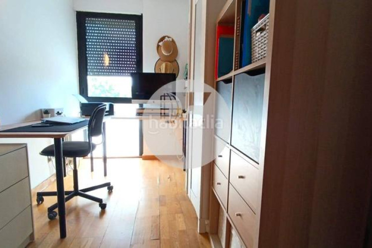 Piso bonito piso de 85 m2, 3 hab, 2 baños, galería, balcón, pk y zona comunitaria, en zona olímpica en Terrassa