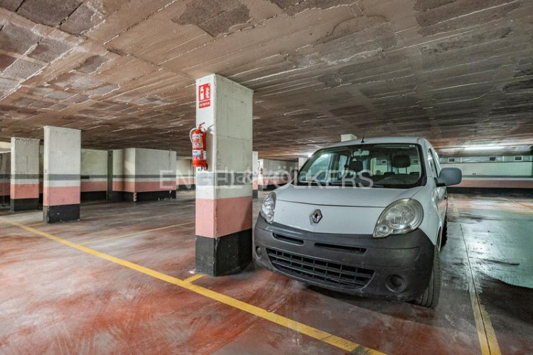 Apartamento oportunidad única! piso amplio de 99m construidos con 4 dormitorios y balcón en Terrassa