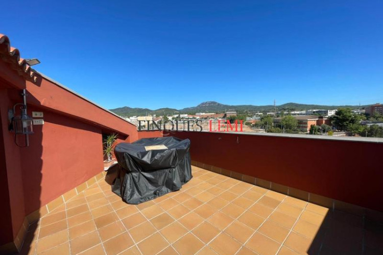 Piso dúplex de lujo con ascensor, terraza y acabados premium en Terrassa