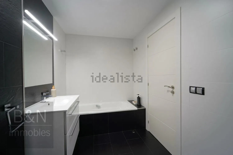 Una vivienda reformada con encanto, dos balcones y plaza de parking