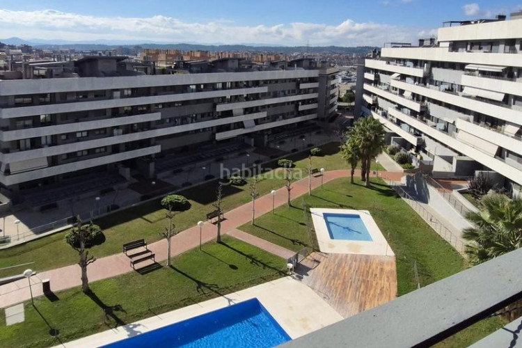 Piso edifici residencial blau cel de 3 hab con terraza 12 m2 sur 2 piscinas, gimnasio, conserjeria y mas en Terrassa
