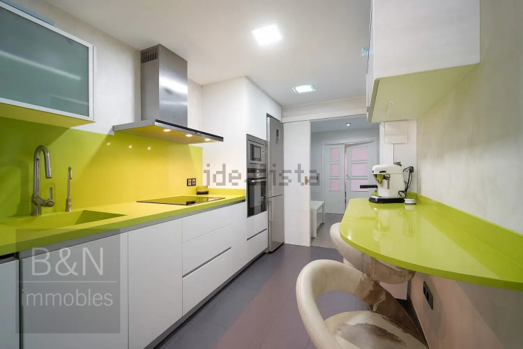 Una vivienda reformada con encanto, dos balcones y plaza de parking