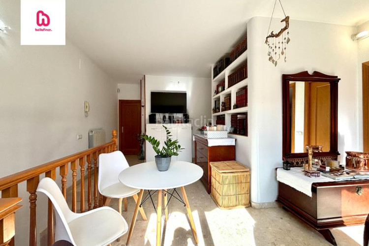 Ático  dúpex con terraza balcón y plaza de parking en Terrassa