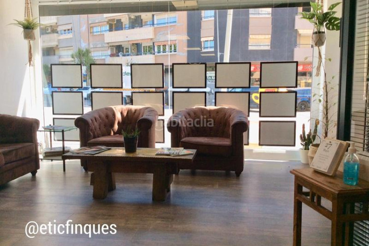 Piso zona grípia. piso de 3habs + 2 lav. + 2 balcones+ pk en Terrassa