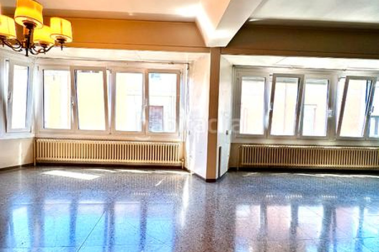 Piso  señorial único en pleno centro – 6 habitaciones, 3 baños, terraza de 200 m², parking incluido en Terrassa