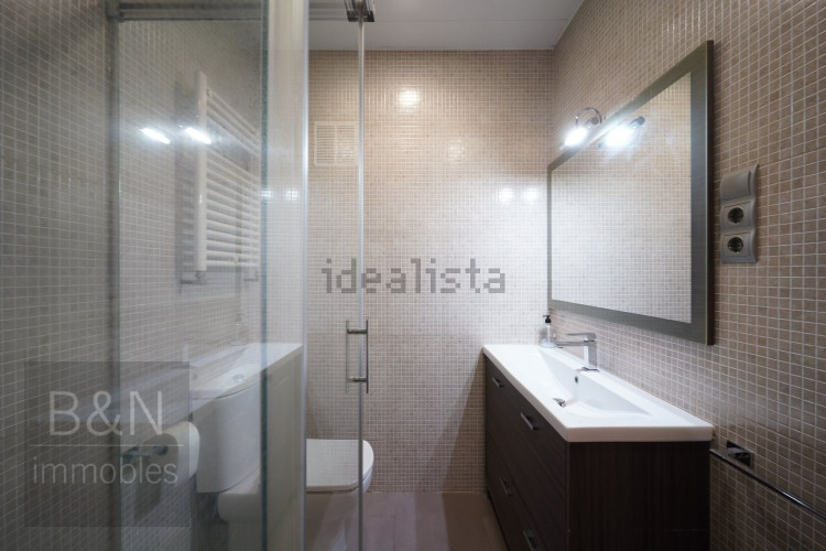 Un hogar reformado, con doble salida exterior y solo un vecino.