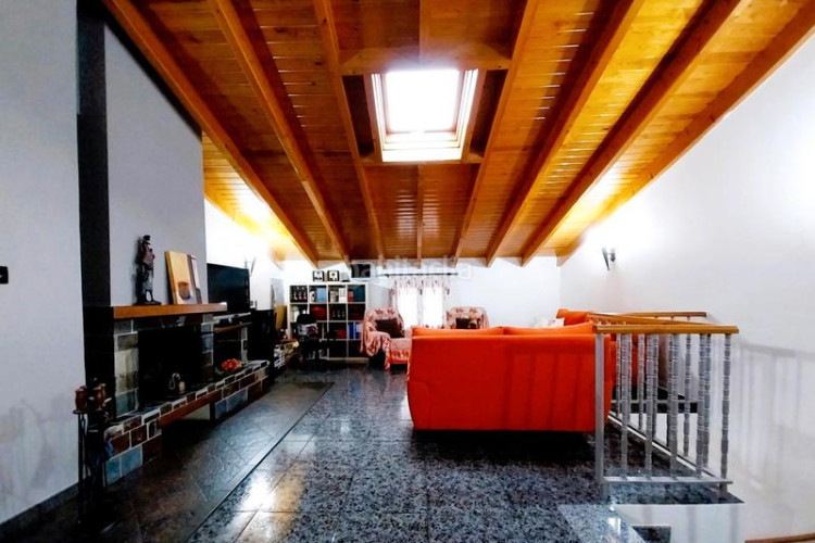 Casa adosada unifamiliar adosada, 4 habitaciones, gran patio en Terrassa