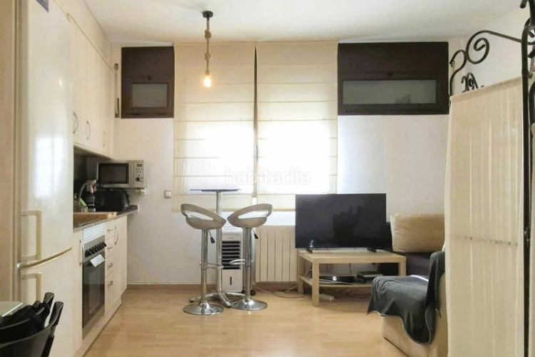 Estudio estudi seminou orientat a sud tocant el complex olímpic i la plaça de can roca en Terrassa