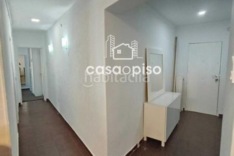 Piso  reformado en La Cogullada 3 dormitorios, 1 baño, todo exterior, cocina individual, con dos balcones uno de 6m y otro de 4m y en Terrassa