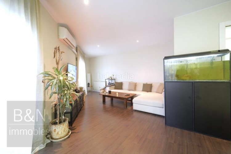 Casa  cantonera toda exterior, reformada en un estilo moderno y abierto, con una amplia terraza y gran garaje ! en Terrassa