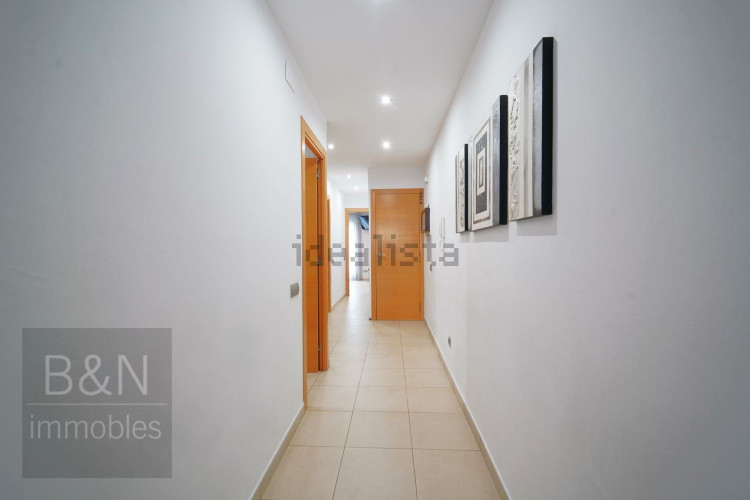 Un hogar reformado, con doble salida exterior y solo un vecino.