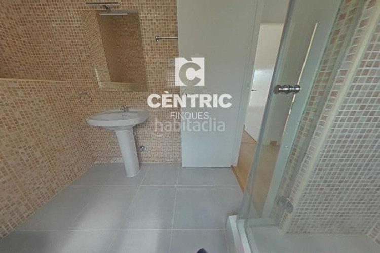 Piso amplio piso reformado con 4 habitaciones y ascensor ideal para familias o inversores! en Terrassa