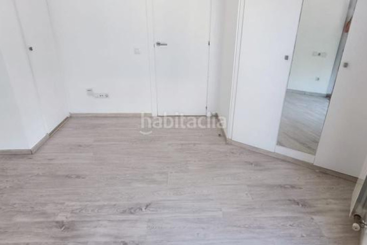 Piso  2 habitaciones con balcón junto estación est en Terrassa