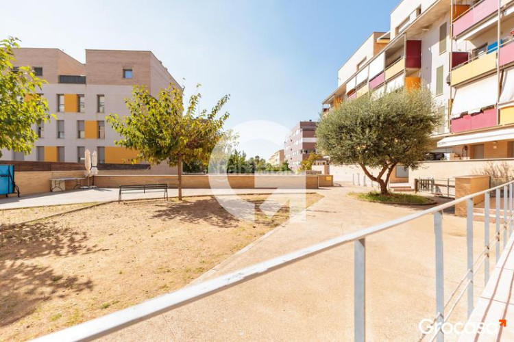 Planta baja precioso piso con terraza y parking en Can Roca en Terrassa