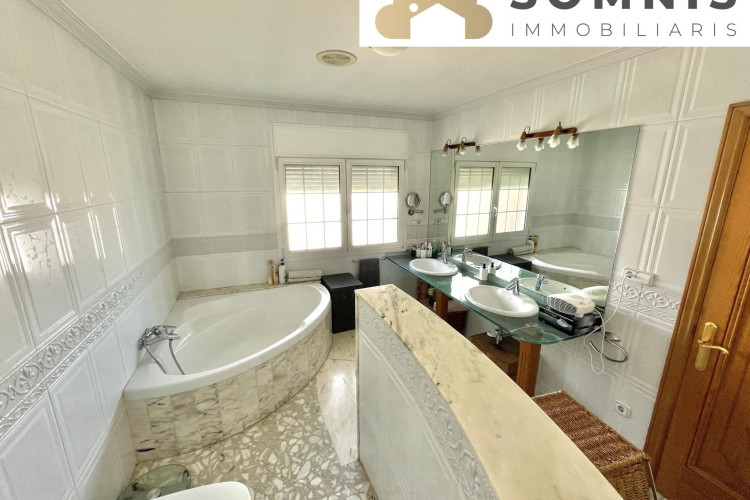 Les Arenes - La Gru00EDpia  Can Montllor