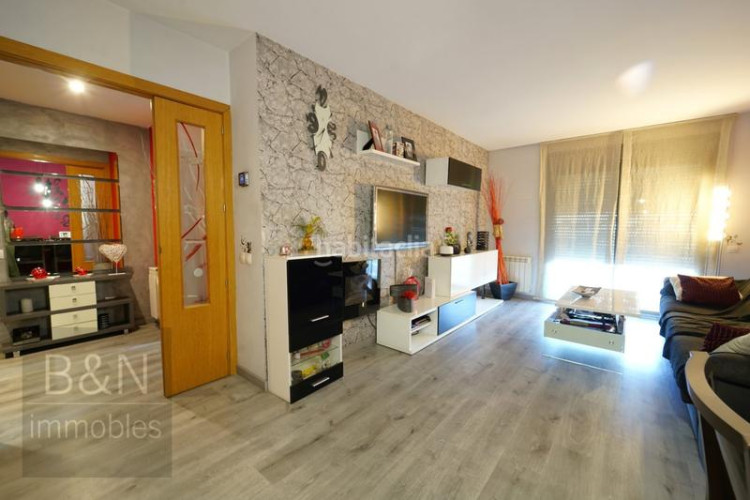 Dúplex tu hogar con alma espacio, confort, tres salidas al exterior y zona comunitaria con piscina y plaza de parking en Terrassa
