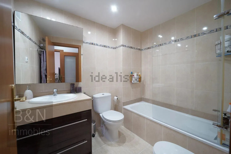 ¡Te vas a enamorar de su carácter! Amplio, luminoso, con zona comunitaria, párquing y trastero.