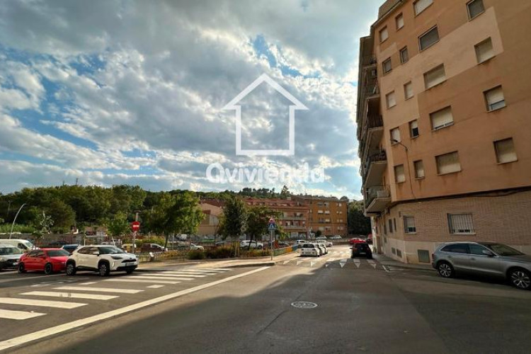 Piso  en planta baja de 3 habitaciones, todo exterior, La Cogullada en Terrassa