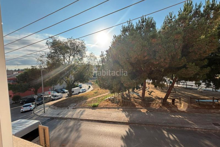 Casa adosada unifamiliar adosada, 4 habitaciones, gran garaje y terraza en Terrassa