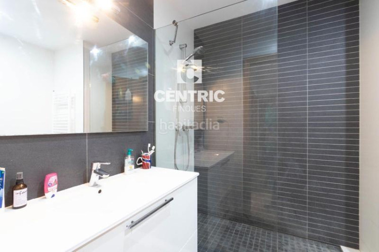 Dúplex ático dúplex de tres habitaciones y estudio. en Terrassa