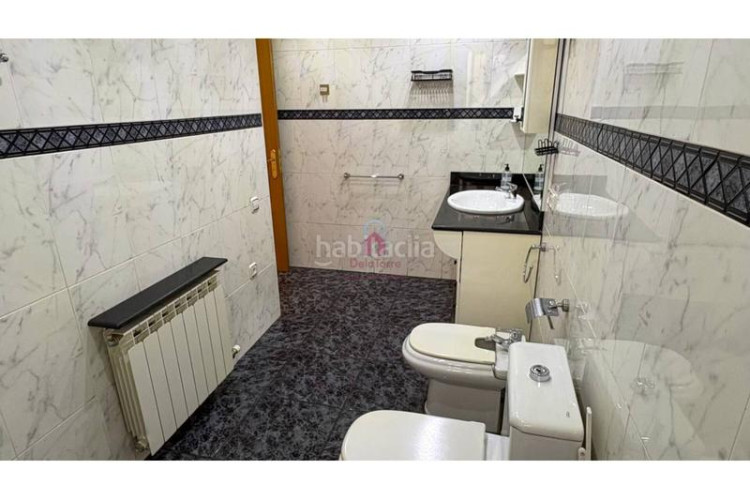 Ático  en venta tocando avda. jaume 1 de 105m construidos con salida a terraza de 18m a pie de comedor. en Terrassa