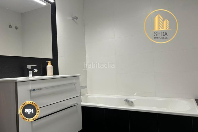 Piso amplio piso familiar con suite, balcones y parking en zona residencial tranquila en Terrassa