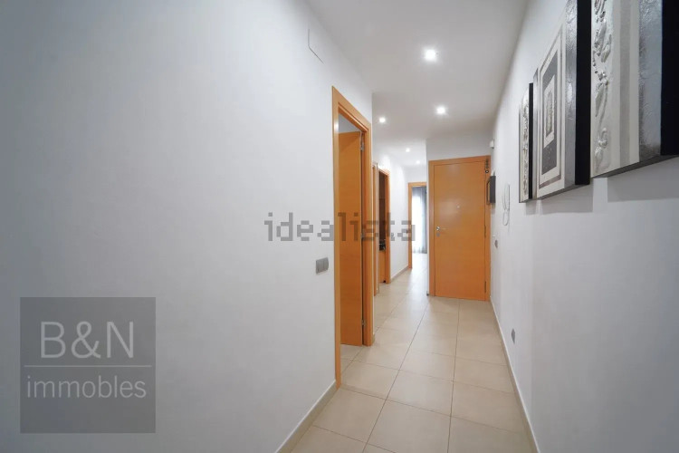 Un hogar reformado, con doble salida exterior y solo un vecino.