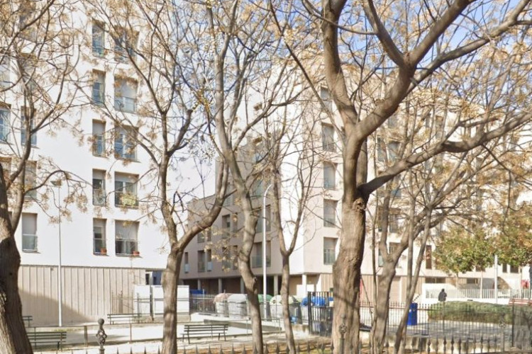 Carrer u010FAtenes, Roc Blanc