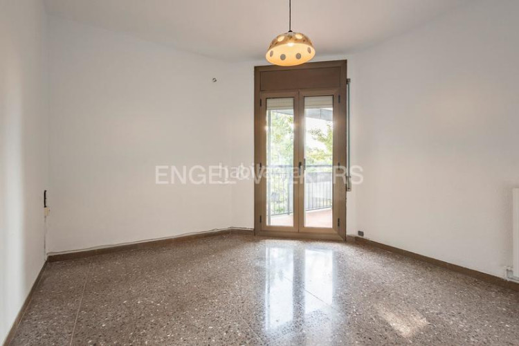 Apartamento oportunidad única! piso amplio de 99m construidos con 4 dormitorios y balcón en Terrassa