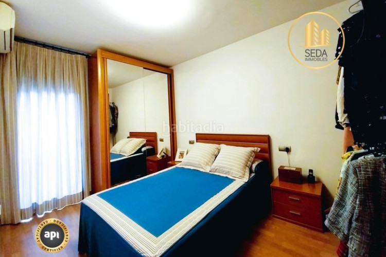 Casa impecable casa unifamiliar renovada con 4 plantas, garaje triple y estudio con chimenea en la gripia en Terrassa