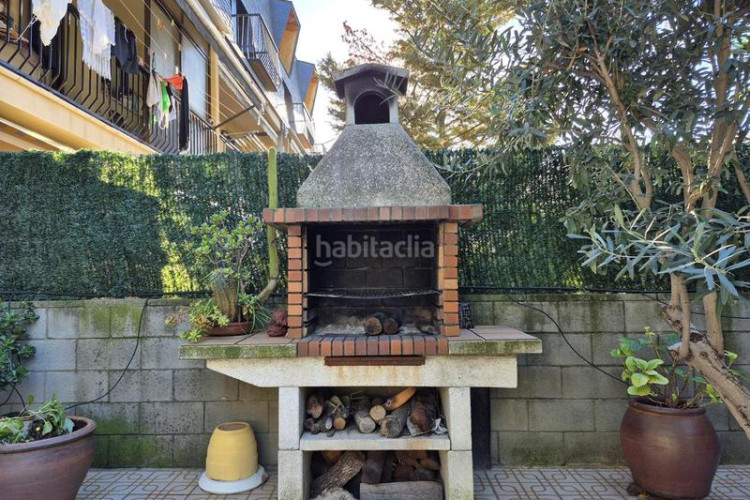 Casa magnifica casa unifamiliar de 230 m2 con 3 hab dobles y gran estudio 55 m2 en Terrassa