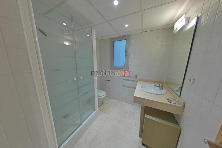 Piso dúplex con 4 habitaciones, 3 baños y parking en ubicación privilegiada en Terrassa