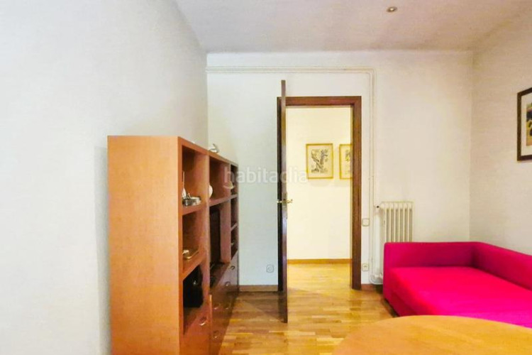 Piso de 137 m2 amb 4 hab i balco 10 m2 oest al carrer ireneu a 50 metres rambla en Terrassa