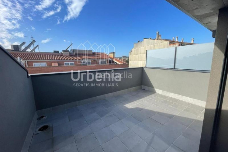 Dúplex duplex tercera planta, 4 habitaciones y con terrazas en Terrassa